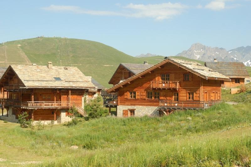 Madame Vacances Les Chalets de l'Altiport Alpe d'Huez Exterior foto